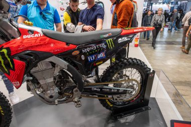 Milan, İtalya: 11 05: 2024 Eicma International bisiklet ve motosiklet şovu Ducati Desmo 450 Mx Detail Motocross Motorsiklet. Yüksek kalite fotoğraf