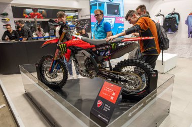 Milan, İtalya: 11 05: 2024 Eicma International bisiklet ve motosiklet şovu Ducati Desmo 450 Mx Detail Motocross Motorsiklet. Yüksek kalite fotoğraf