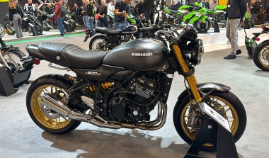 Milan, İtalya: 11 05 2024 Eicma International bisiklet ve motosiklet şovu Kawasaki Z900 rs 2025. Yüksek kalite fotoğraf