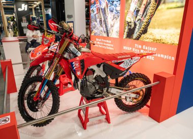 Milan, İtalya: 11 05: 2024 Eicma International bisiklet ve motosiklet şovu Honda Hrc Crf 450 Tim Gajser. Yüksek kalite fotoğraf