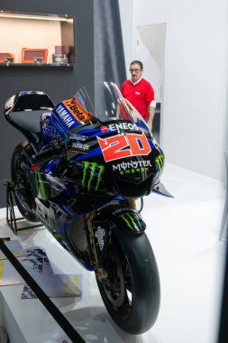 Milan, İtalya: 11 05 2024 Eicma International bisiklet ve motosiklet şovu Yamaha M1 MotoGp Fabio Quartararararo. Yüksek kalite fotoğraf