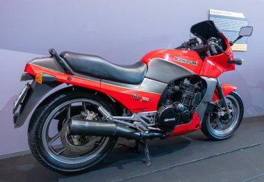 Milan, İtalya: 11 05 2024 Eicma International bisiklet ve motosiklet şovu Kawasaki Gpz 900. Yüksek kalite fotoğraf