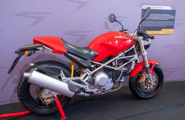 Milan, İtalya: 11 05 2024 Eicma International bisiklet ve motosiklet şovu Ducati Monster 900. Yüksek kalite fotoğraf