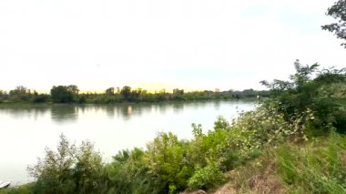 Gün batımında Po Nehri 'nin panoramik kremonası. Yüksek kalite 4k görüntü