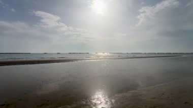 İtalya 'nın Cesenatico Rimini Riviera Romagnola plajında güneşli bir günde. Yüksek 4k video 