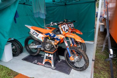 Trento, İtalya: 04 2024 MxGP Pietramurata Uluslararası Motokros Küçük Ktm Kutusu. Yüksek kalite fotoğraf