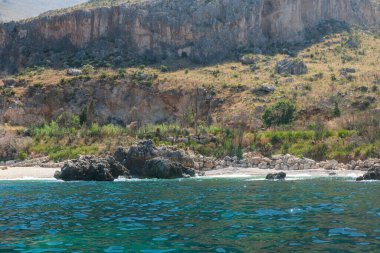 San Vito lo Capo 'daki Sicilya denizinin berrak suyu. Yüksek kalite fotoğraf
