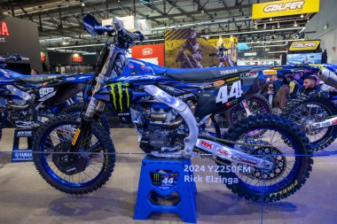 Milan, İtalya: 11 05: 2024 Eicma International bisiklet ve motosiklet gösterisi Rick Elzinga Mx2 Yamaha Mx2 off-road motoru. Yüksek kalite fotoğraf
