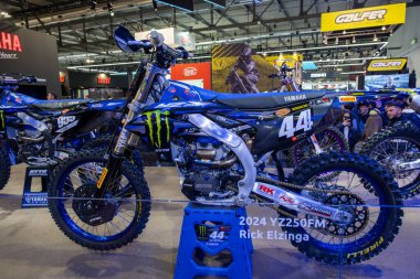 Milan, İtalya: 11 05: 2024 Eicma International bisiklet ve motosiklet gösterisi Rick Elzinga Mx2 Yamaha Mx2 off-road motoru. Yüksek kalite fotoğraf