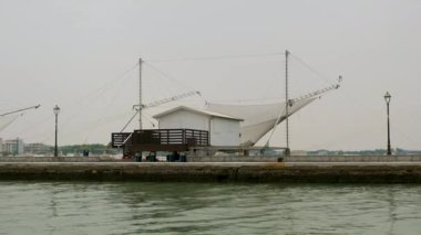 İtalya 'da Cesenatico Rimini Riviera Romagnola' da deniz balıkçılığı için Trabucco. Yüksek kalite 4k görüntü