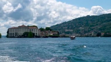 İtalya 'da Maggiore Gölü' nde tekne. Yüksek kalite 4k görüntü