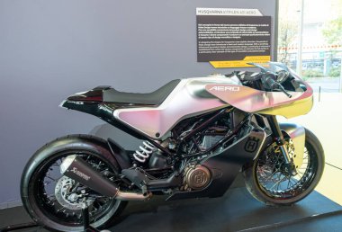 Milan, İtalya: 11 05 2024 Eicma International bisiklet ve motosiklet şovu Husqvarna Vitpilen. Yüksek kalite fotoğraf