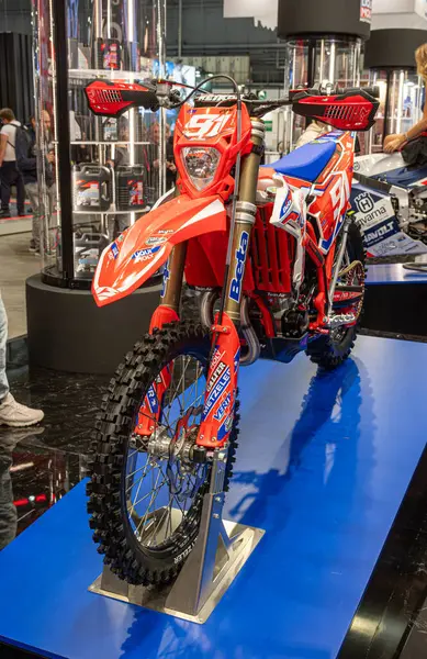 Milan, İtalya: 11 05 2024 Eicma International bisiklet ve motosiklet şovu Honda enduro Nathan Watson bisiklet. Yüksek kalite fotoğraf