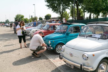 Bibbiano-Reggio Emilia İtalya - 07: 15 2015: Fiat 500 şehir meydanında klasik arabaların ücretsiz mitingi, yüksek kaliteli fotoğraf