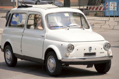 Bibbiano-Reggio Emilia Italy - 07: 15 2015: Fiat 600 şehir meydanında klasik arabaların ücretsiz mitingi. Yüksek kalite fotoğraf