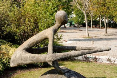 Huzurlu bir park ortamında, büyük bir kayanın üzerinde zarif bir şekilde oturan büyüleyici bir heykel vardır. Tüm dikkatleri üzerine çeker.