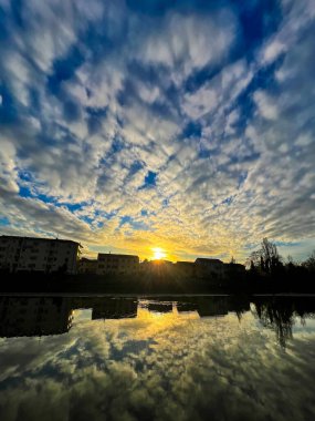 Ferrara su yolu ve gün batımında Ferrara 'da kullanılabilir kanal. Yüksek kalite fotoğraf