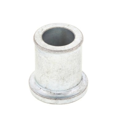 Ortasında delikler olan bir çift yuvarlak metal yıkama makinesi, görsel berraklık için temiz beyaz bir arka plana ayarlanmış.