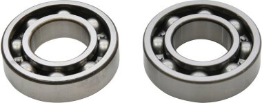 Bu resim, onların detaylarını arttıran beyaz bir arkaplanda belirgin bir şekilde gösterilen bir çift bilye içerir.