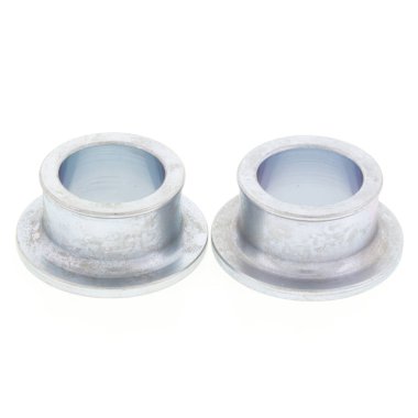 Ortasında delikler olan bir çift yuvarlak metal yıkama makinesi, görsel berraklık için temiz beyaz bir arka plana ayarlanmış.