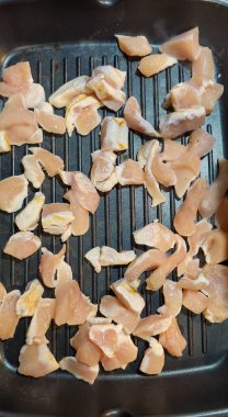 Lezzetli tavuk parçaları şu anda ızgara tepsisinde ustalıkla pişiriliyor havayı ağız sulandırıcı kokularla doldurarak etraftaki herkesi cezbediyor.