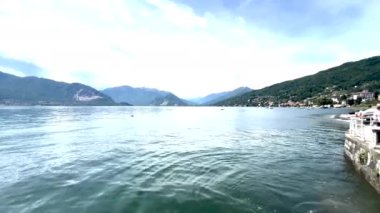 Maggiore Gölü üzerindeki Stresa turist limanına giriş. Yüksek kalite 4k görüntü
