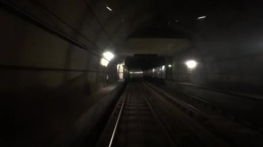 Metro treni tünelden kalkıyor. Yüksek kalite 4k görüntü