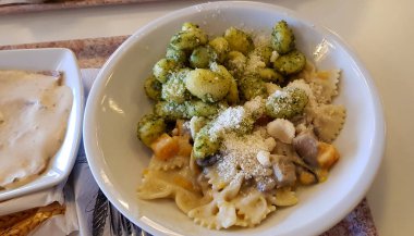 Pesto soslu makarna ve gnocchi. Yüksek kalite fotoğraf