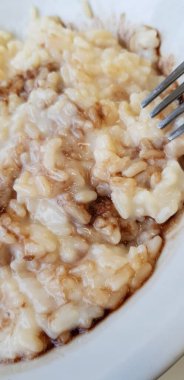 Peynirli pirinç yemeği ve balzamik sirke. Yüksek kalite fotoğraf