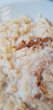 Peynirli pirinç yemeği ve balzamik sirke. Yüksek kalite fotoğraf