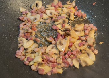 Tavada pişen mantar ve pastırma. Yüksek kalite fotoğraf