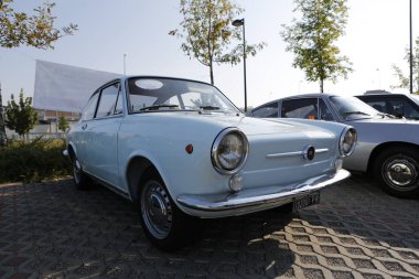 Bibbiano-Reggio Emilia Italy - 07: 15 2015: Şehir meydanı Fiat 850 Special 'da ücretsiz klasik araba rallisi. Yüksek kalite fotoğraf