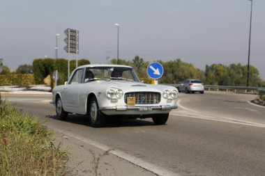 Bibbiano-Reggio Emilia İtalya - 07: 15 2015: Lancia Flaminia GT Coupe şehir meydanında klasik arabaların ücretsiz mitingi. Yüksek kalite fotoğraf