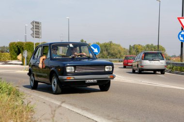 Bibbiano-Reggio Emilia Italy - 07: 15 2015: Fiat 127 şehir meydanında klasik arabaların ücretsiz mitingi. Yüksek kalite fotoğraf