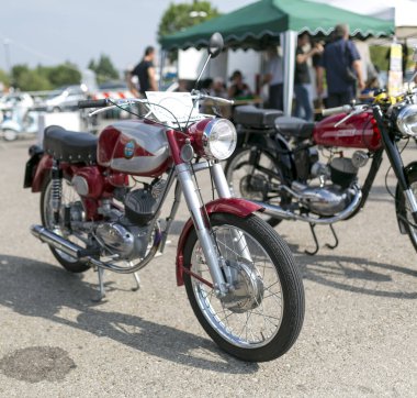 Bibbiano-Reggio Emilia İtalya - 07: 15 2015: Benelli şehir meydanında klasik arabaların ücretsiz mitingi, yüksek kaliteli fotoğraf