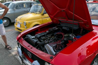 Bibbiano-Reggio Emilia İtalya - 07: 15 2015: Lancia Hf Engine şehir meydanında klasik arabaların ücretsiz mitingi, yüksek kaliteli fotoğraf