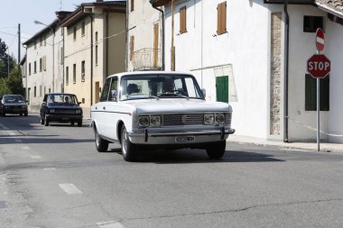 Bibbiano-Reggio Emilia Italy - 07: 15 2015: Şehir meydanı Fiat 125 Special 'da klasik arabaların ücretsiz mitingi. Yüksek kalite fotoğraf