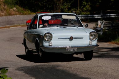 Bibbiano-Reggio Emilia Italy - 07: 15 2015: Fiat 850 Coupe şehir meydanında klasik arabaların ücretsiz mitingi. Yüksek kalite fotoğraf