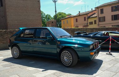 Vignola-Modena Italy - 04 14 2024: Lancia Delta Integrale Evoluzione şehir meydanında klasik arabaların serbest gösterisi. Yüksek kalite fotoğraf