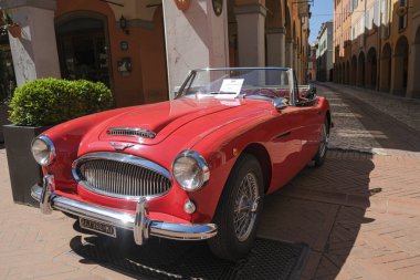 Vignola-Modena Italy - 04 14 2024: Austin-Healey Frogeye Sprite şehir meydanında klasik arabaların ücretsiz mitingi. Yüksek kalite fotoğraf