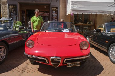 Vignola-Modena İtalya - 04 14 2024: Alfa Romeo Duetto şehir meydanında klasik arabaların serbest yarışı. Yüksek kalite fotoğraf