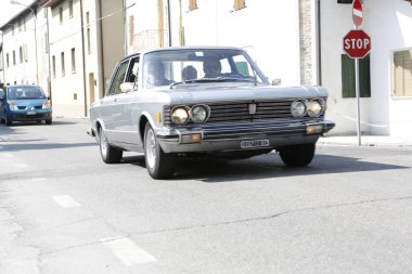 Bibbiano-Reggio Emilia Italy - 07: 15 2015: Fiat 130 şehir meydanında klasik arabaların ücretsiz mitingi. Yüksek kalite fotoğraf