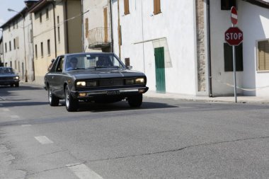 Bibbiano-Reggio Emilia Italy - 07: 15 2015: Fiat 130 şehir meydanında klasik arabaların ücretsiz mitingi. Yüksek kalite fotoğraf