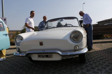 Bibbiano-Reggio Emilia İtalya - 07: 15 2015: Renault Caravelle şehir meydanında klasik arabaların ücretsiz mitingi. Yüksek kalite fotoğraf