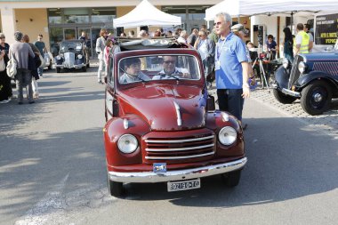 Bibbiano-Reggio Emilia Italy - 07: 15 2015: Fiat 500 Topolino şehir meydanında klasik arabaların ücretsiz mitingi. Yüksek kalite fotoğraf