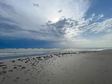 Sabahın erken saatlerinde güzel gökyüzü olan rimini plajı. Yüksek kalite fotoğraf