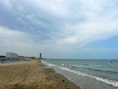 Sabahın erken saatlerinde güzel gökyüzü olan rimini plajı. Yüksek kalite fotoğraf