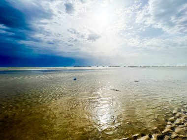 Sabahın erken saatlerinde güzel gökyüzü olan rimini plajı. Yüksek kalite fotoğraf