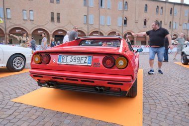 Carpi-Modena İtalya - 05: 22 2022: Ferrari 308 GTS Turbo şehir meydanında klasik araba serbest rallisi. Yüksek kalite fotoğraf