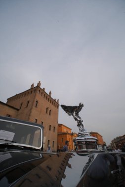 Carpi-Modena İtalya - 05: 22 2022: Kasaba meydanındaki Rolls Royce Ecstasy 'nin Ruhu' nda klasik arabaların ücretsiz mitingi. Yüksek kalite fotoğraf